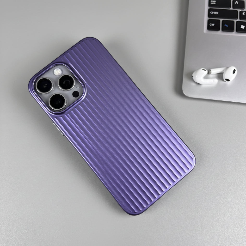 Étui violet en acrylique pour iPhone avec détails rayés